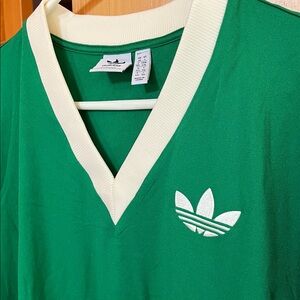 🍀 NWOT Unisex L Adidas Green V-Neck Long Sleeve Shirt Polyester